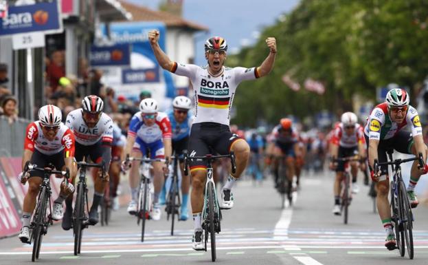 Pascal Ackermann celebra su triunfo de etapa en Fucecchio.