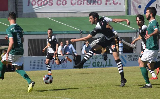 Carlos de la Nava dispara ante el Coruxo. 