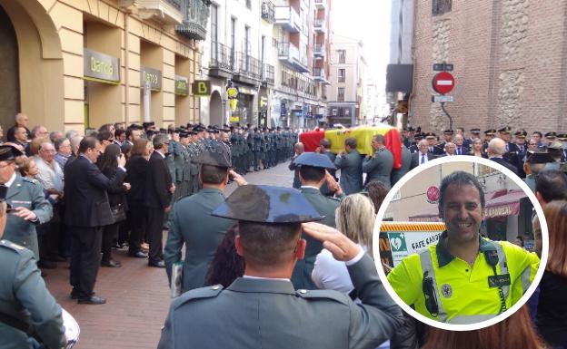 Los compañeros de la víctima despiden sus restos mortales al término del funeral en la iglesia de San Felipe Neri.