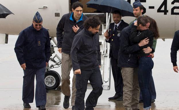 Fotografía del momento en el que Ángel Sastre y José Manuel López llegaron a España tras 9 meses secuestrados por el ISIS.