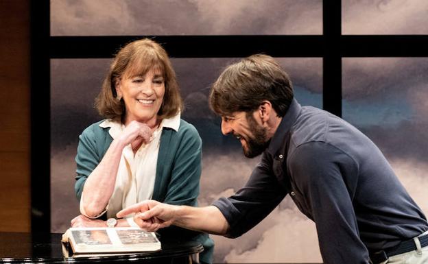 Carmen Maura y Félix Gómez, en una escena de la obra.