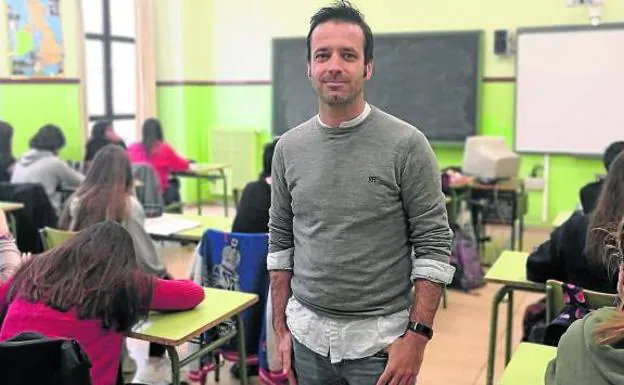 Juan González, con los alumnos del 3º de la ESO del IES Zorrilla de Valladolid.