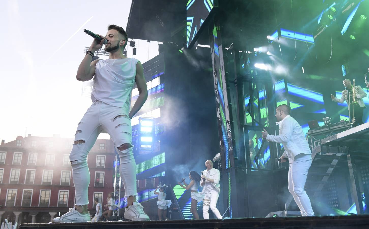 Fotos: Macroverbena de la orquesta Panorama en la Plaza Mayor de Valladolid