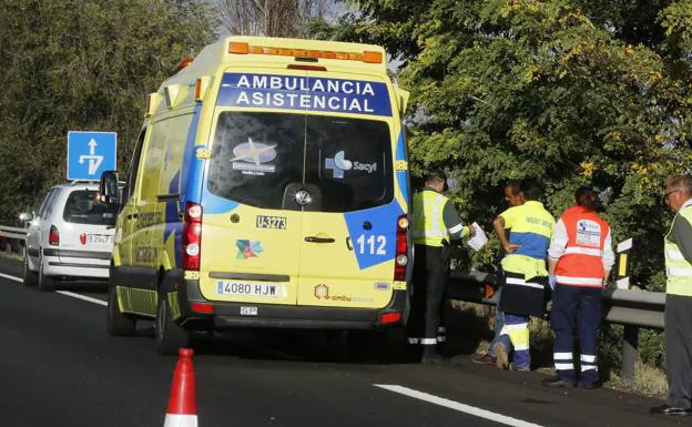 Fotografía de archivo de una ambulancia en el lugar de un accidente.