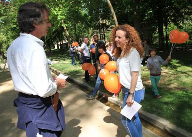 Imagen secundaria 1 - Arriba, la socialista Clara Luquero reparte rosas rojas en la calle Cronista Lecea; abajo, derecha, Noemí Otero, candidata de Ciudadanos, entrega un folleto a un paseante en la Alameda del Parral; a la izquierda, Cosme Aranguren y Roberto Vigil, de centrados, en el casco histórico. 