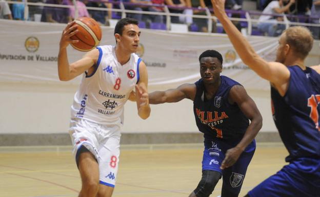 Álex Reyes, defendido por Agada en un amistoso con Melilla en pretemporada. 