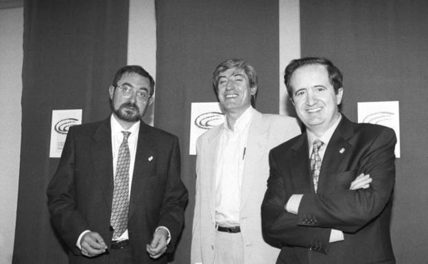 Jesús Quijano (PSOE), Antonio Herreros (IU) y Juan José Lucas (PP), antes del debate de 1995