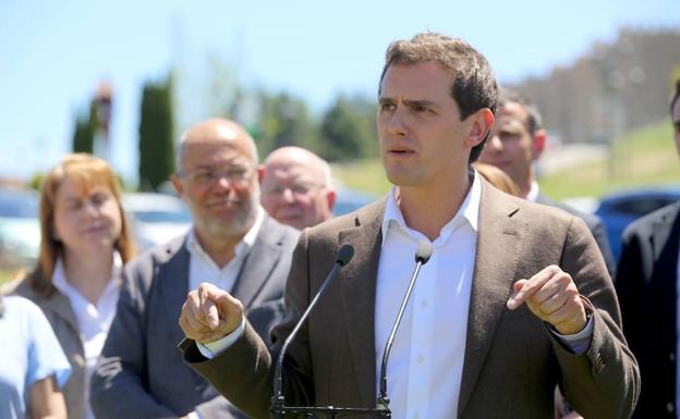 El líder de Ciudadanos (Cs), Albert Rivera, durante su intervención hoy en Ávila después del 'Paseo Ciudadano' por las calles de la ciudad. 