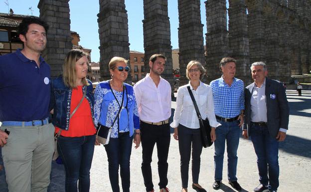 Integrantes de la candidatura del PP a la Alcaldía de Segovia y a las Cortes y responsables provinciales del partido, con la exministra García Tejerina, a los pies del Acueducto. 