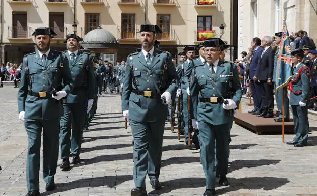 Acto conmemorativo de los 175 años de la Guardia Civil en la Plaza Mayor de Palencia. 
