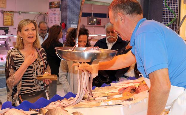 Pilar del Olmo aprovechó para comprar en el mercado de Delicias.