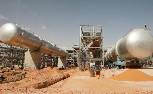 Imagen de archivo realizada el 23 de junio de 2008 que muestra las instalaciones de una planta petrolífera en el desierto, a unos 160 kilómetros de Riad (Arabia Saudí). 