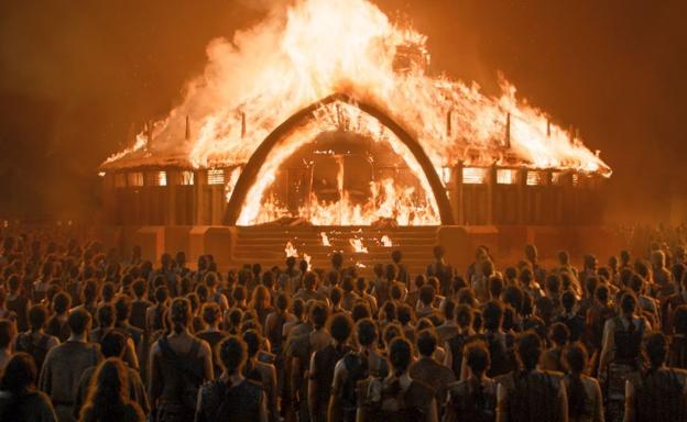 Daenerys vuelve a salir del fuego en Vaes Dothrak achicharrando el Dosh Khaleen con todos los jefes de la tribus dentro. 