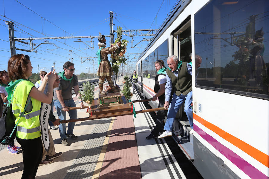 Fotos: San Isidro viaja en tren en la romería de Dueñas