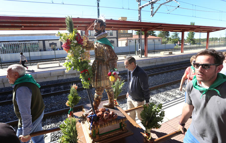 Fotos: San Isidro viaja en tren en la romería de Dueñas