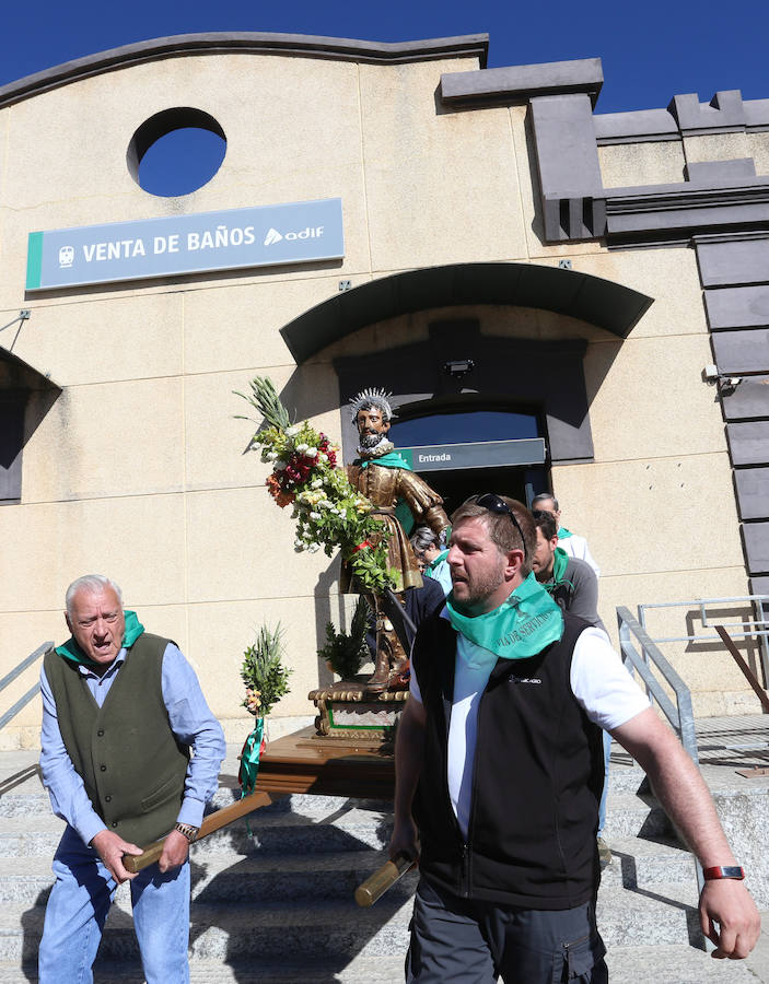 Fotos: San Isidro viaja en tren en la romería de Dueñas