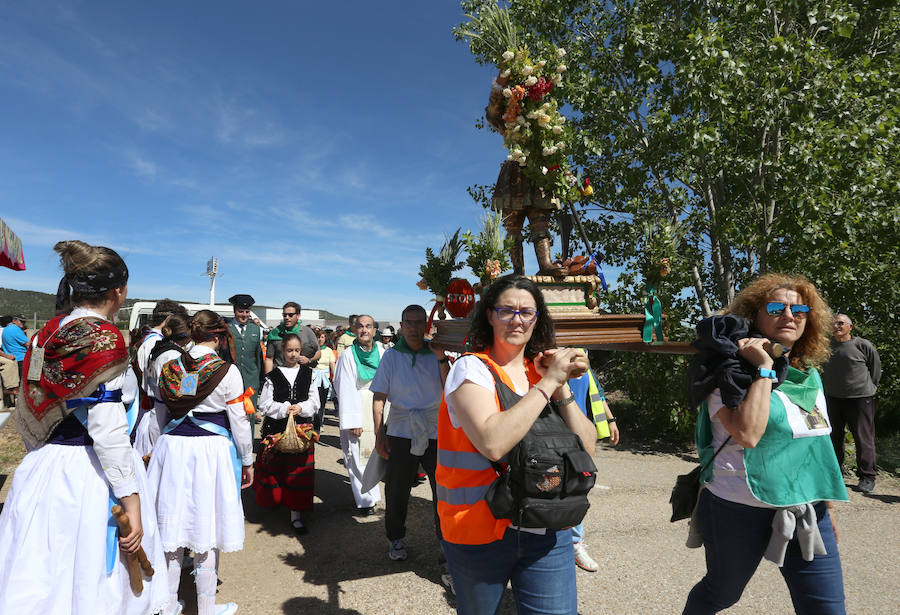 Fotos: San Isidro viaja en tren en la romería de Dueñas