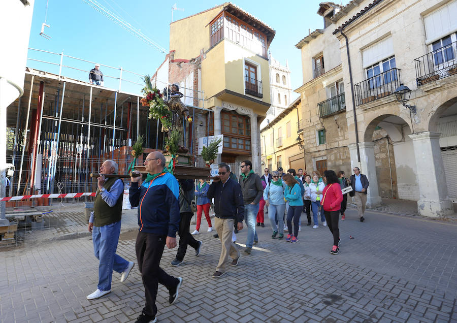 Fotos: San Isidro viaja en tren en la romería de Dueñas