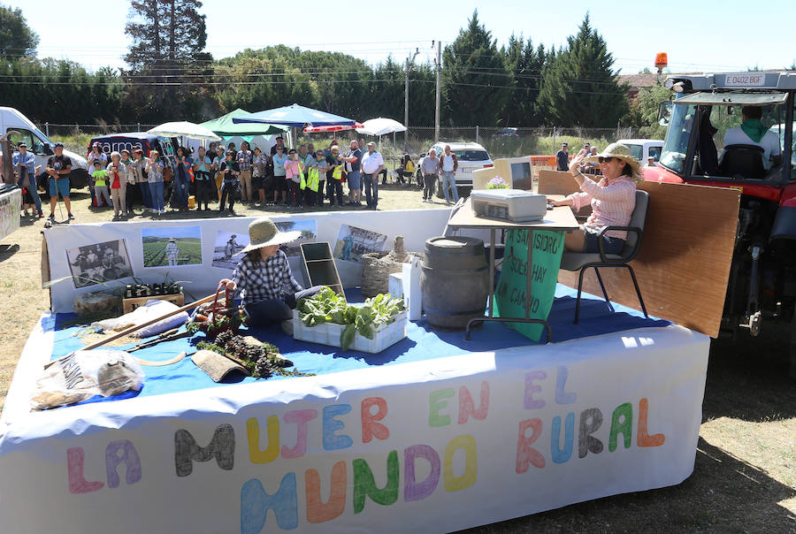 Fotos: San Isidro viaja en tren en la romería de Dueñas