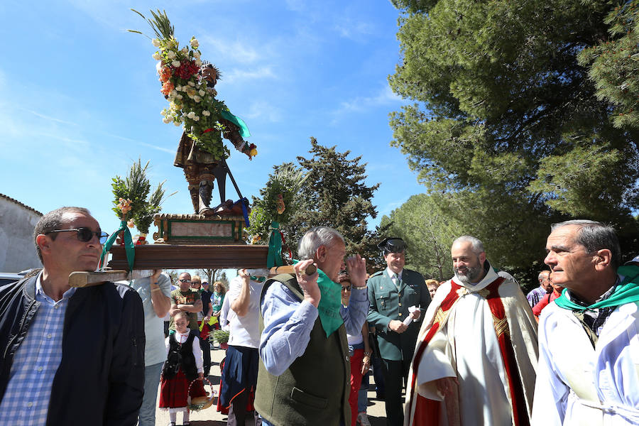 Fotos: San Isidro viaja en tren en la romería de Dueñas