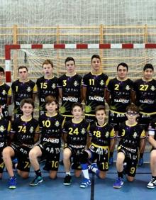 Imagen secundaria 2 - Las cadete femenino del Balonmano Delicias y el equipo infantil masculino que peleará por el título nacional.