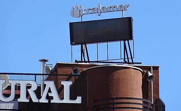 El reloj de Cajamar (Caja Rural) está en fase de reparación.