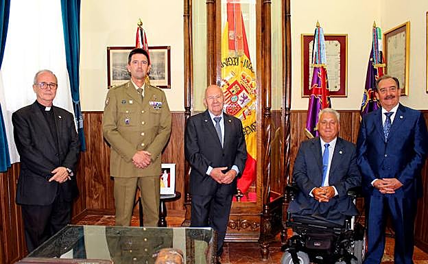 Sebastian Battaner, en el centro, junto al coronel y otros zapadores minadores ilustres. 