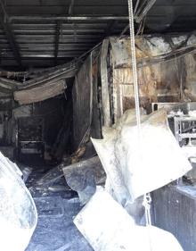 Imagen secundaria 2 - Chapas carbonizadas y bombonas en el exterior e interior de la nave de Cárnicas Poniente.