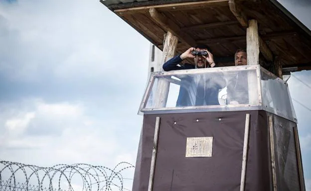 Salvini y Orbán observan desde una torre las alambradas fronterizas para frenar a los inmigrantes.