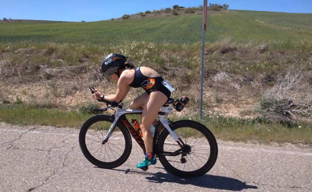 Una de las participantes en categoría femenina, durante el segmento en bicicleta.