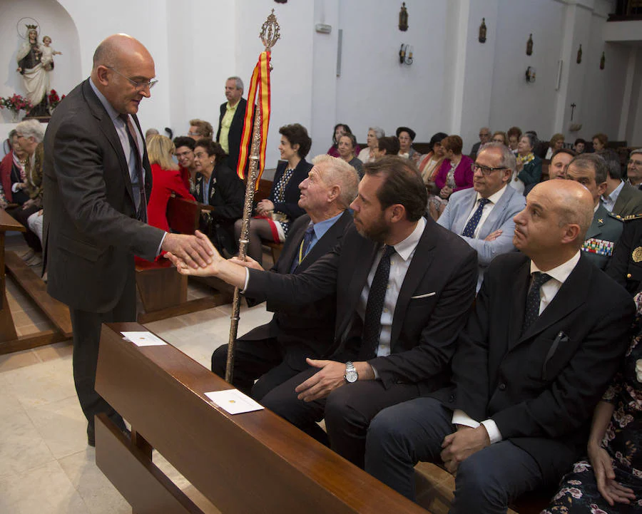 El presidente de la Diputación, Jesús Julio Carnero, saluda al alcalde, Óscar Puente, en la misa de San Isidro. De espaldas, de rojo, Pilar del Olmo.