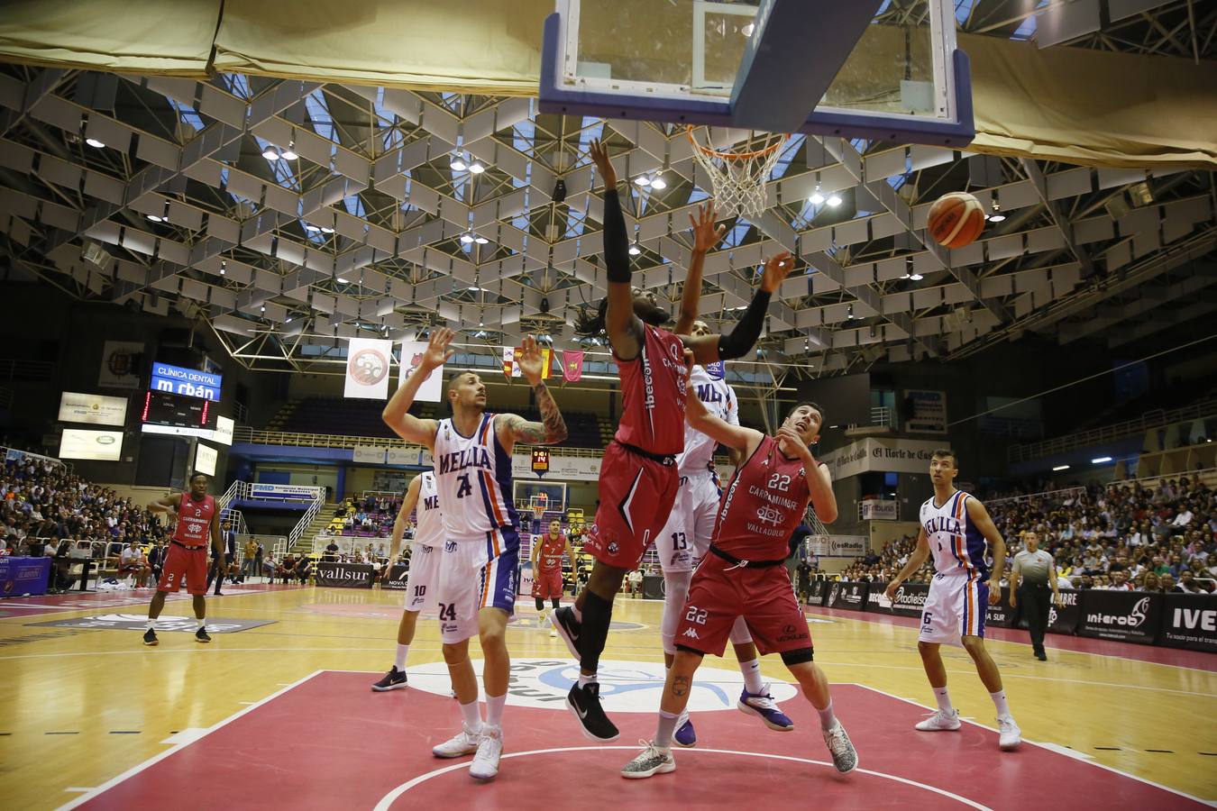 Fotos: El Carramimbre vence al Melilla por 85-64 y se adelanta en la eliminatoria