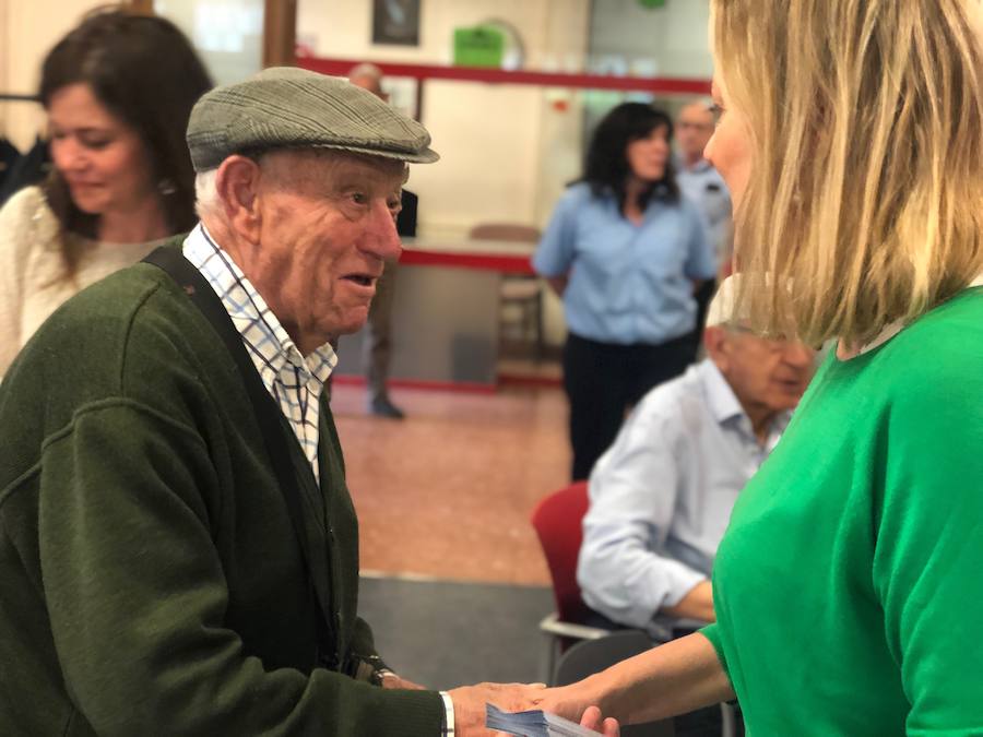 La candidata del PP a la alcaldía de Valladolid ha visitado el centro de mayores situado en el Paseo Juan Carlos I