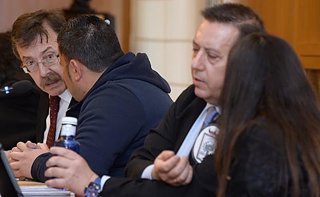Roberto Hernández y Davinia Muñoz, los acusados, consultan con sus respectivos letrados durante una de las sesiones del juicio con jurado. 