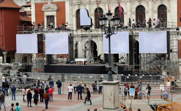 Ensayo en la Plaza Mayor del la Compañía que inagura mañana el TAC con la obra 'El Comediante'.