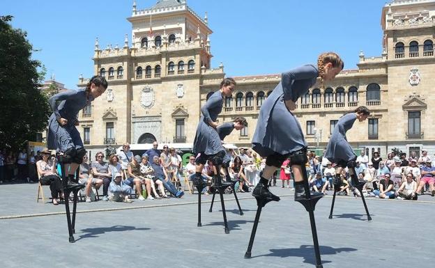 Representación del rupo Maduixa en la Plaza de Zorrilla.