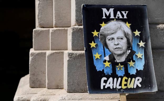 Una pancarta antibrexit con una imagen de Theresa May. 