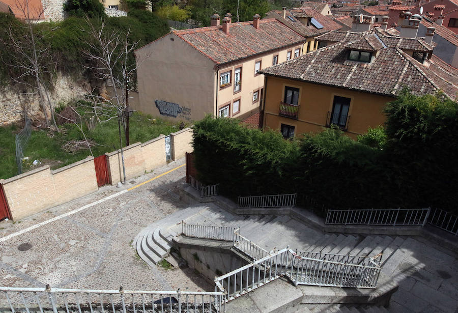 Escaleras junto a las que se construirá el ascensor entre la calle Gascos y Vía Roma.