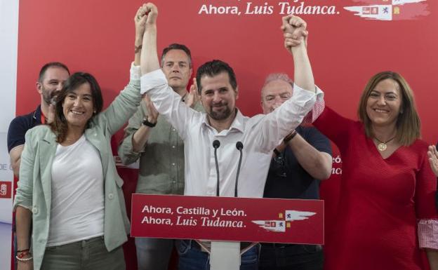 Luis Tudanca celebra la victoria del PSOE en la elecciones de este domingo.