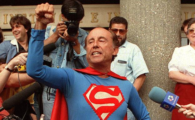 José María Ruiz-Mateos, en los juzgados de Plaza de Castilla, disfrazado de Supermán y evocando el gesto del «¡que te pego, leche!».