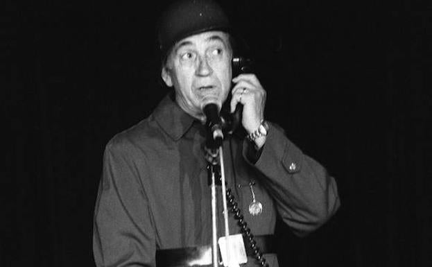 Gila, en Barcelona en 1982, de uniforme militar y con su inseparable teléfono.