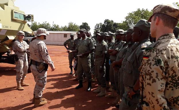 Capitán Juan Garrido y Teniente Darío Djaschni, en la instrucción a oficiales del Ejército de Malí, en la base de Koulikoro.