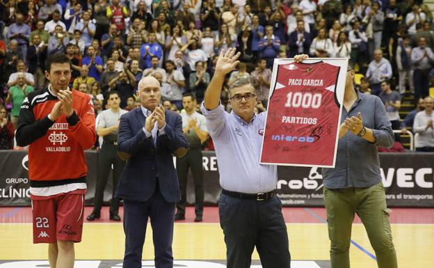 Paco García recoge la placa conmemorativa de sus mil partidos en los banquillos, con el presidente Mike Hansen a su espalda. 