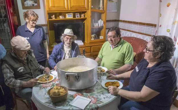 Un grupo de trabajadores, en torno a un 'perolo' de sopa, en la zamorana Malva. 