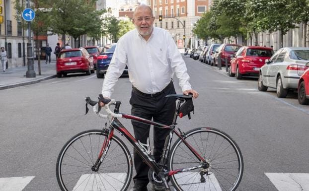 Francisco Igea, con la bicicleta con la que le gusta rodar los fines de semana, cuando la actividad política se lo permite.