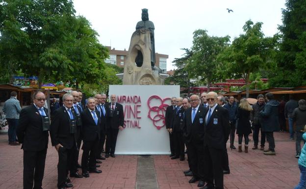 Imagen principal - Arriba, El Coro Los Veteranos. Abajo, a la izquierda la cata que dirigió Juan Carlos Sancha, y a la derecha, Chus Madrazo. 