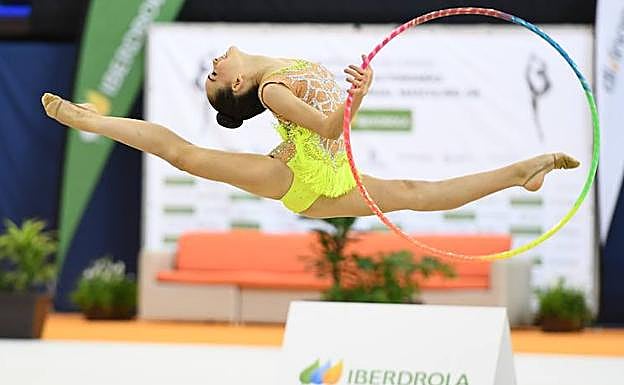 Valeria Carballo, con el aro. 