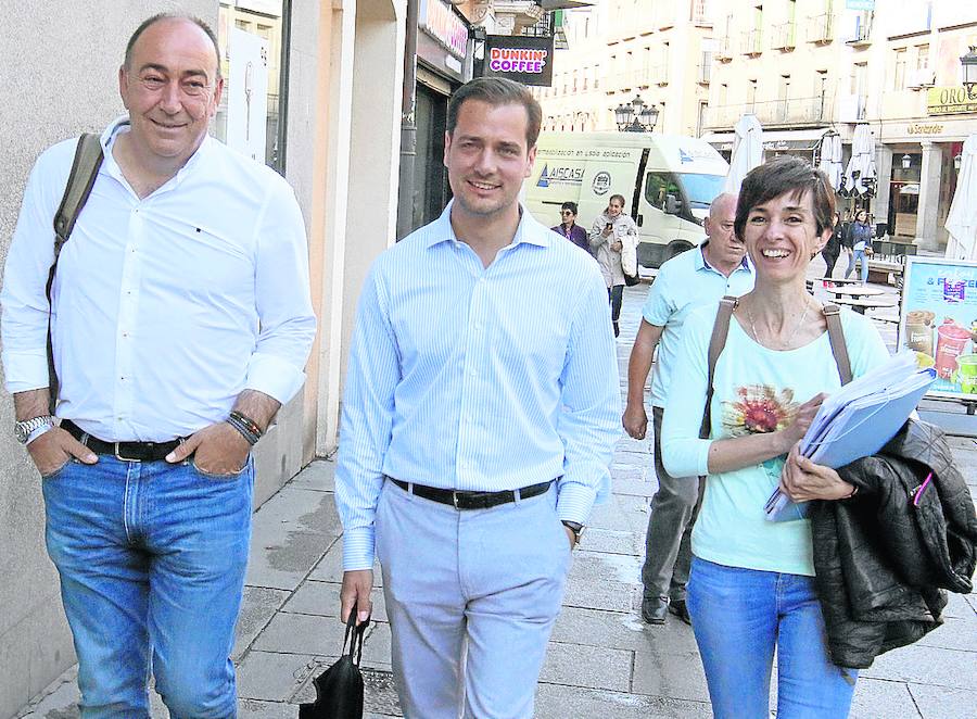 Los candidatos de PP y Cs lamentan la «elevada» presión fiscal y critican el «despilfarro»