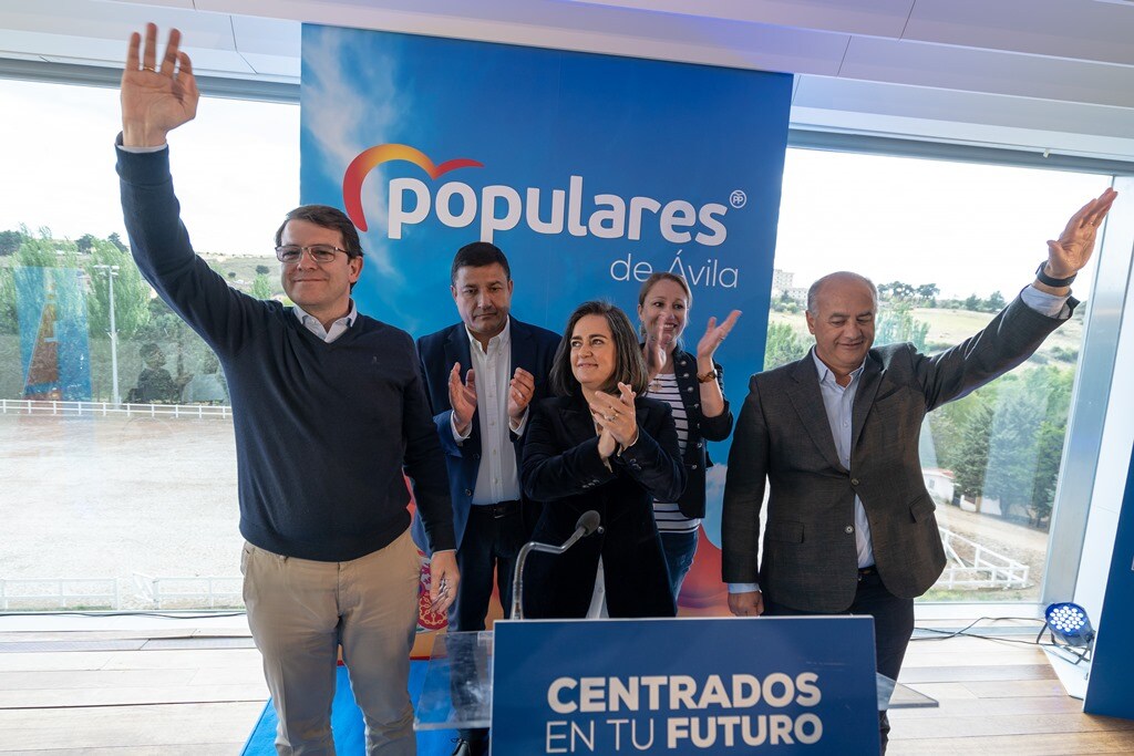 El candidato del PP a la Presidencia de la Junta, Alfonso Fernández Mañueco (i), la candidata a la Alcaldía de Ávila, Sonsoles Sánchez-Reyes (c), el presidente provincial del partido, Carlos García (2i), y el cabeza de lista a las Cortes de Castilla y León por esta provincia, Miguel Ángel García Nieto (d), durante el acto de campaña celebrado hoy en Ávila.