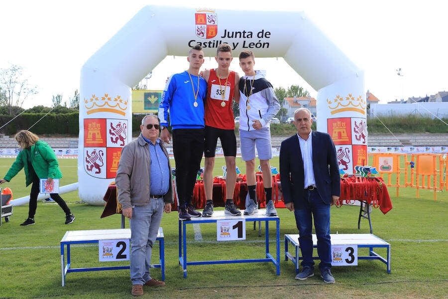 Salamanca vivió ayer una jornada netamente deportiva, porque además del Día del MIniBasket hubo pleno del Deporte Escolar con numerosas disciplinas, desde ajedrez a atletismo. 